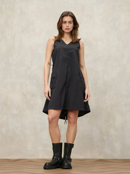 Vestito corto Blauer con scollo a V indossato