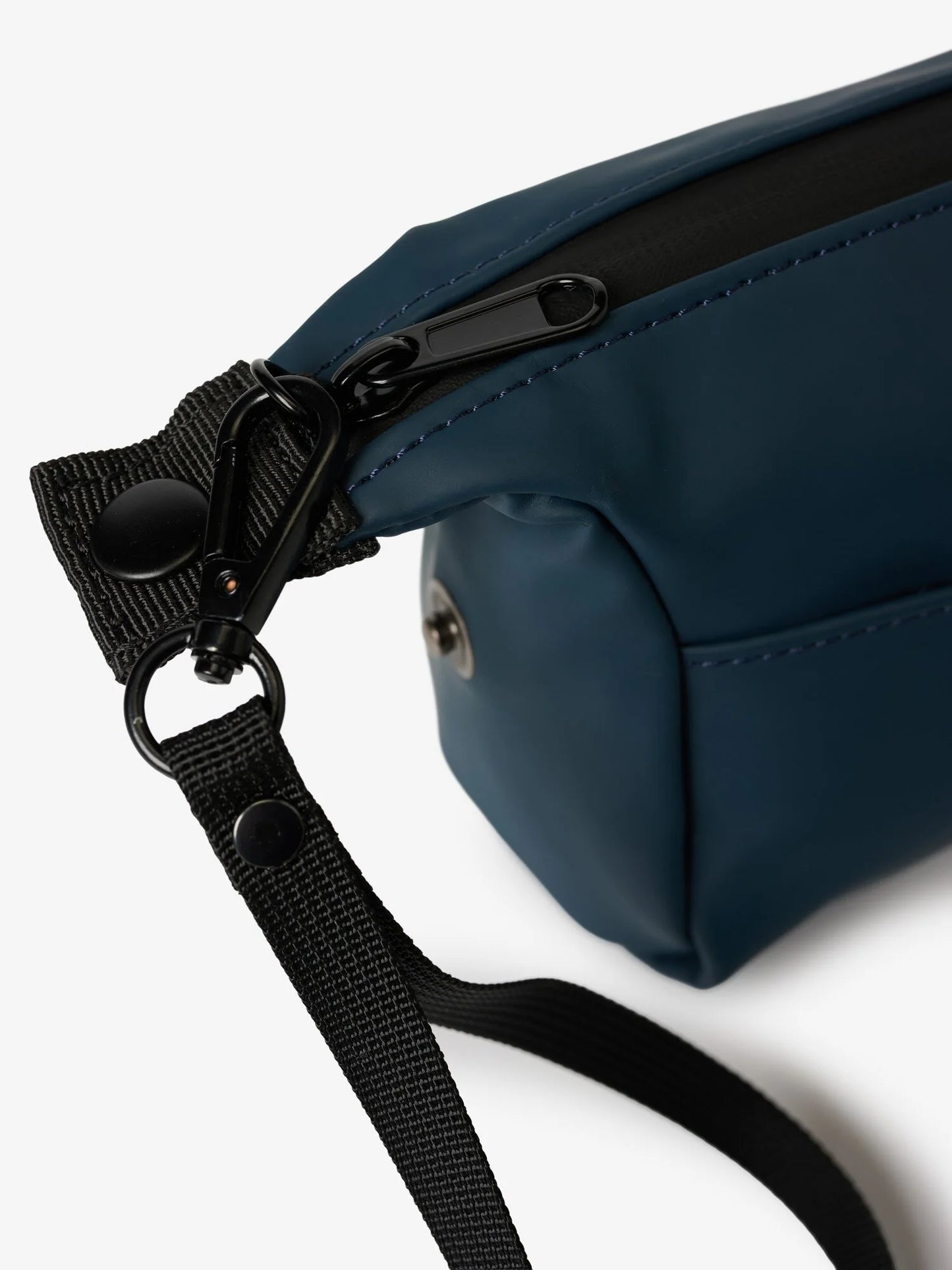 blauer pochette uomo con laccetto
