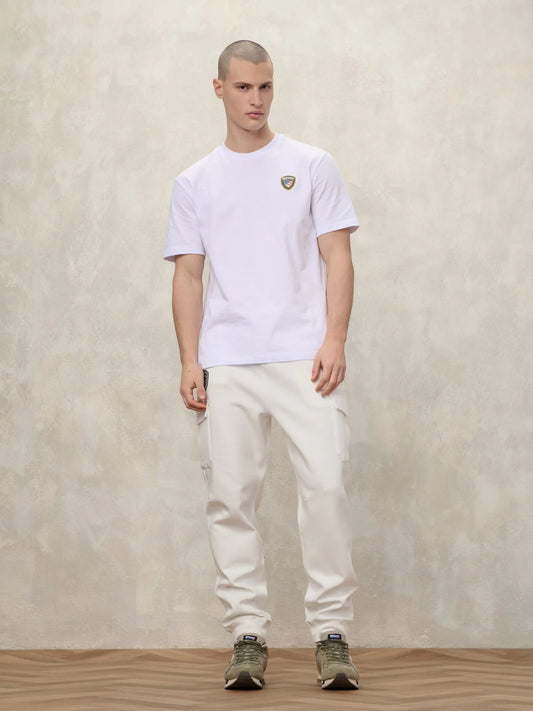 modello indossa t-shirt Blauer uomo regular fit