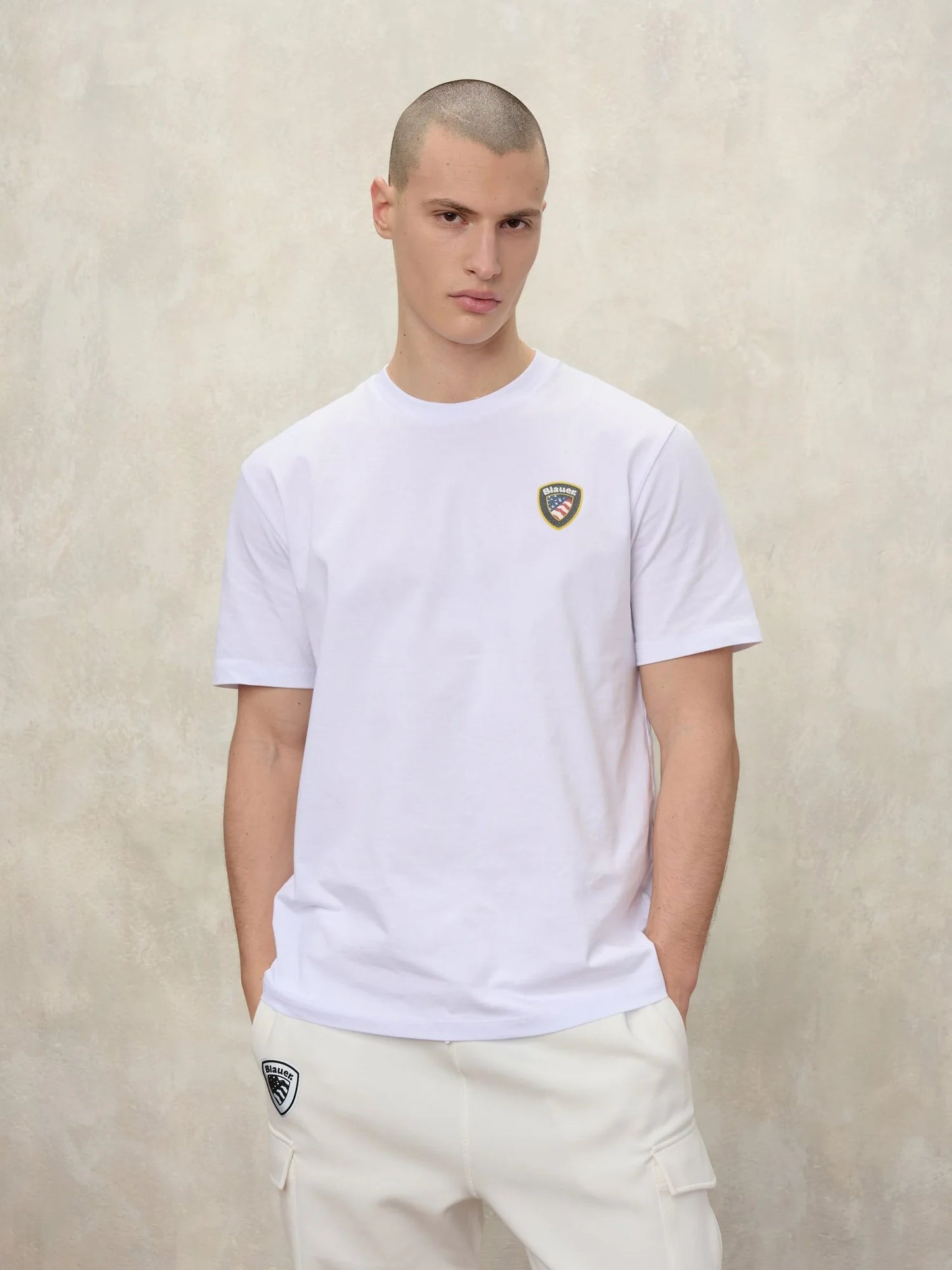 t-shirt Blauer uomo bianca con logo scudo vista frontale