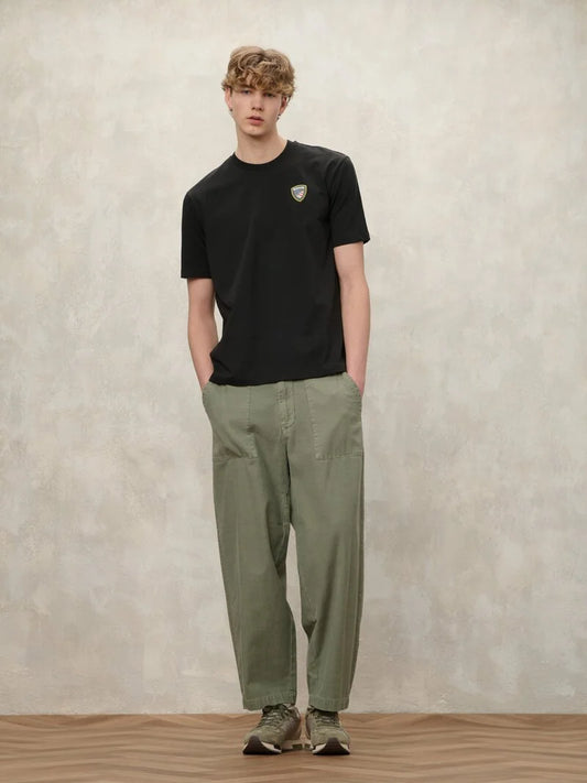 modello indossa t-shirt Blauer uomo regular fit