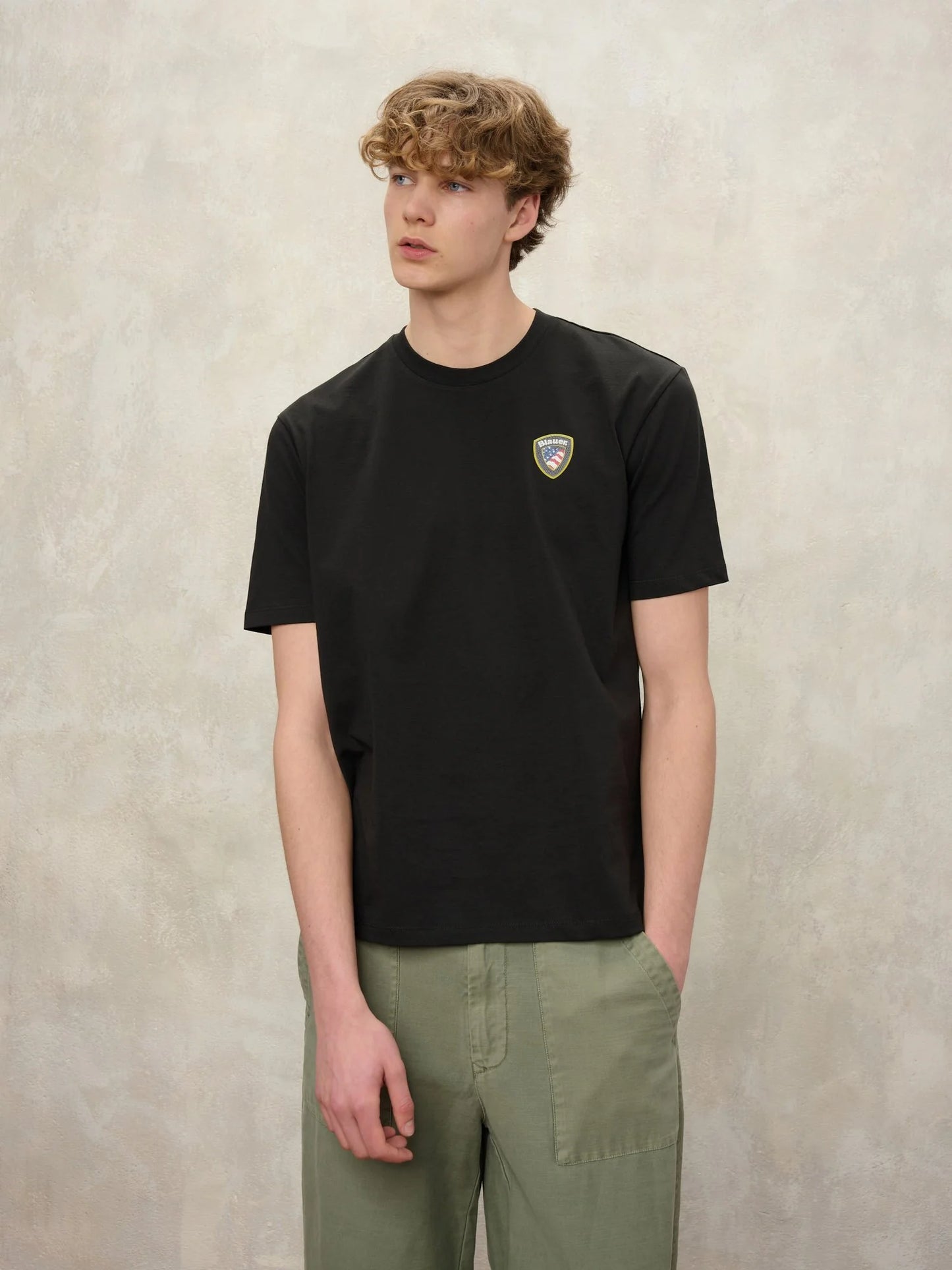 t-shirt Blauer uomo nera con logo scudo vista frontale