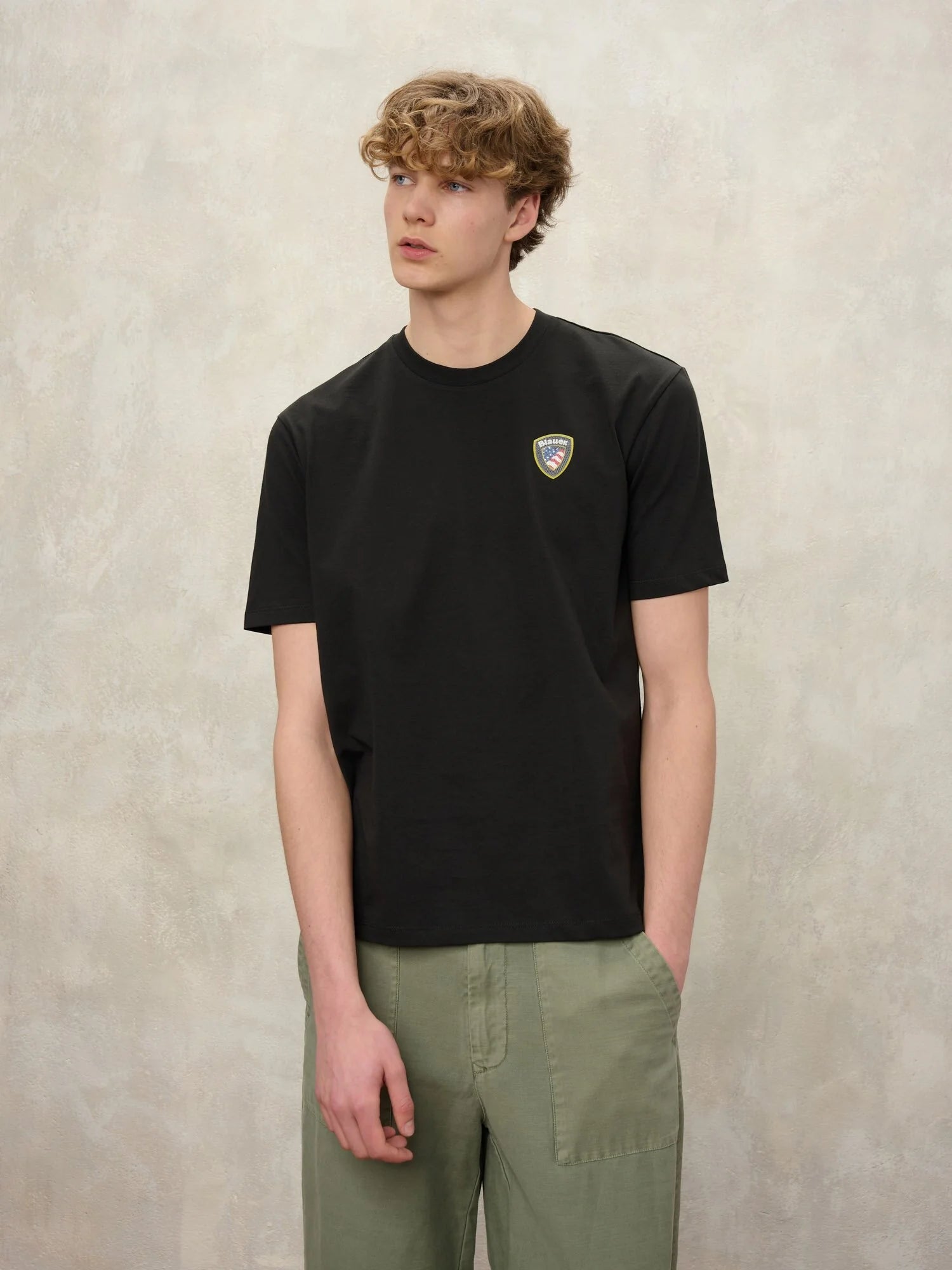 t-shirt Blauer uomo nera con logo scudo vista frontale