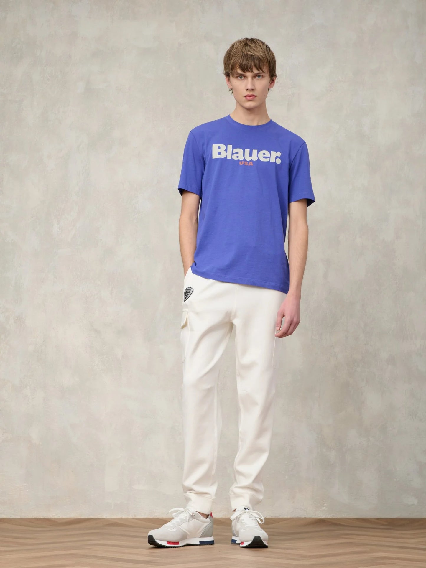 Pantalone felpa Blauer chiaro indossato outfit casual