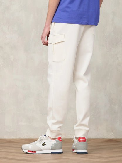 Profilo laterale pantalone cargo uomo