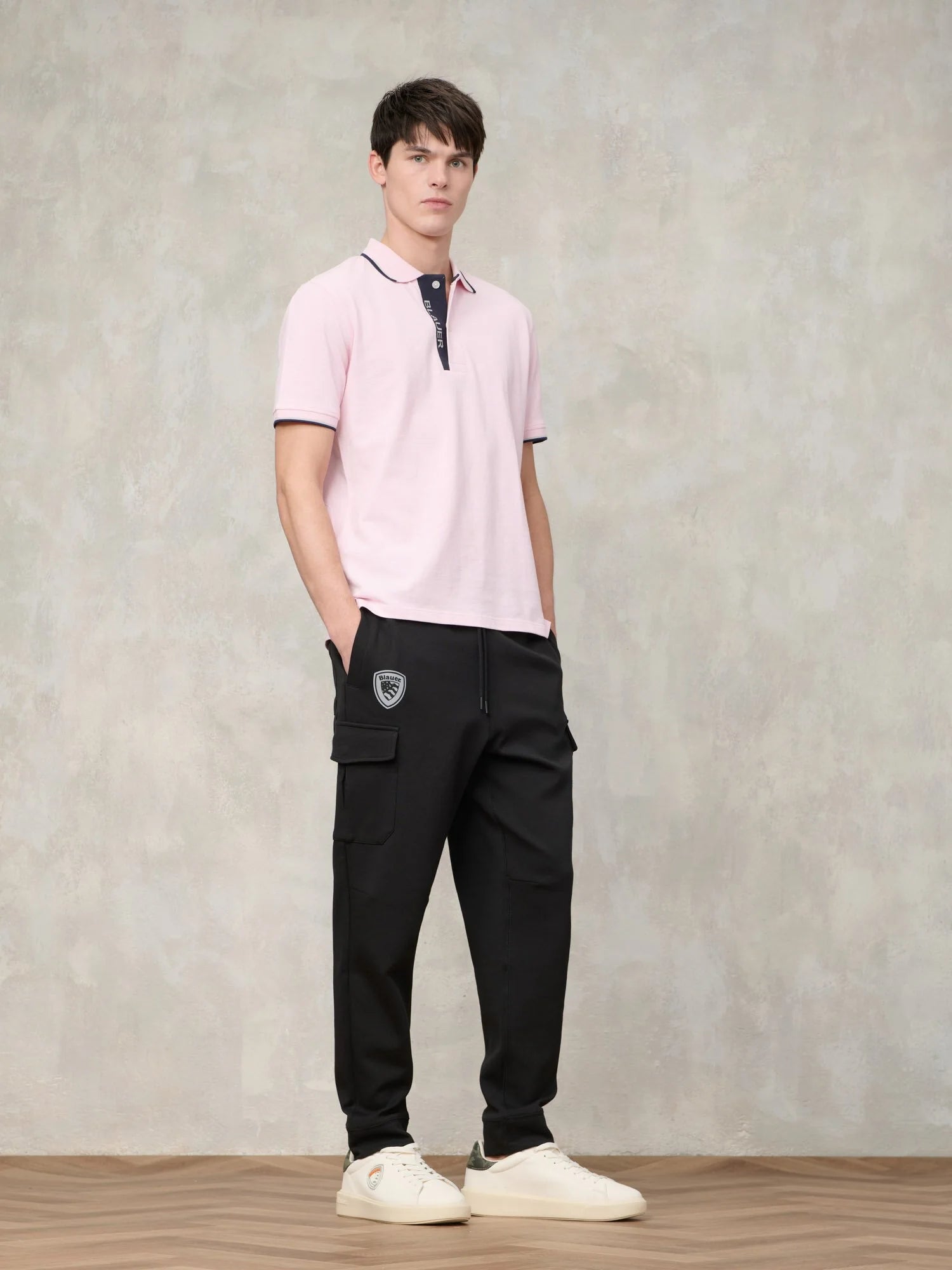 Pantalone felpa Blauer indossato outfit casual