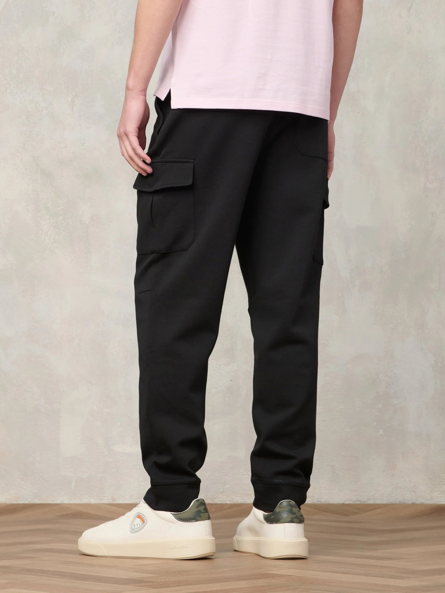 Profilo laterale pantalone cargo uomo