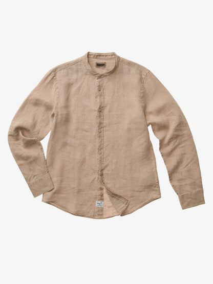 Dettaglio colletto basso e bottoni camicia Blauer