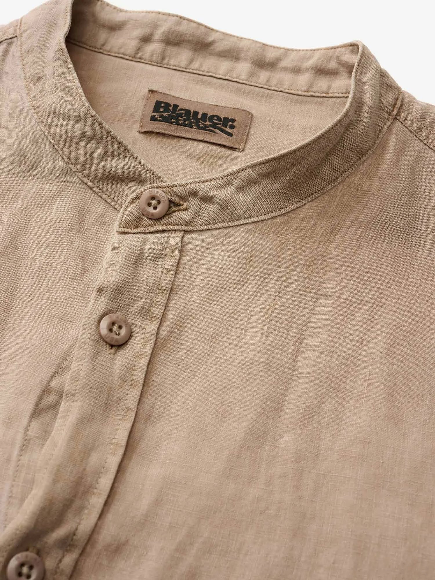 Dettaglio colletto basso e bottoni camicia Blauer