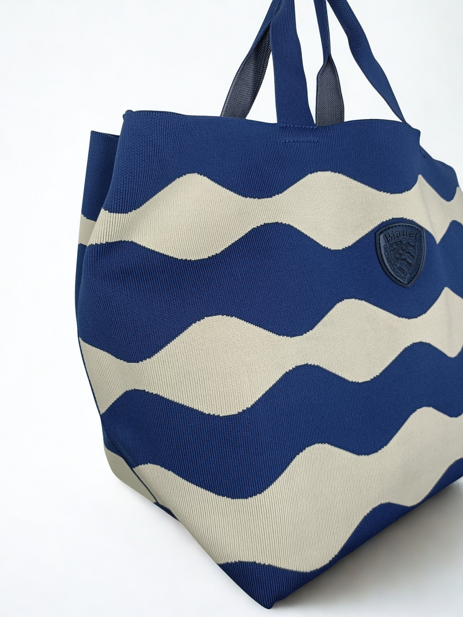 Dettaglio texture onde borsa shopper Blauer