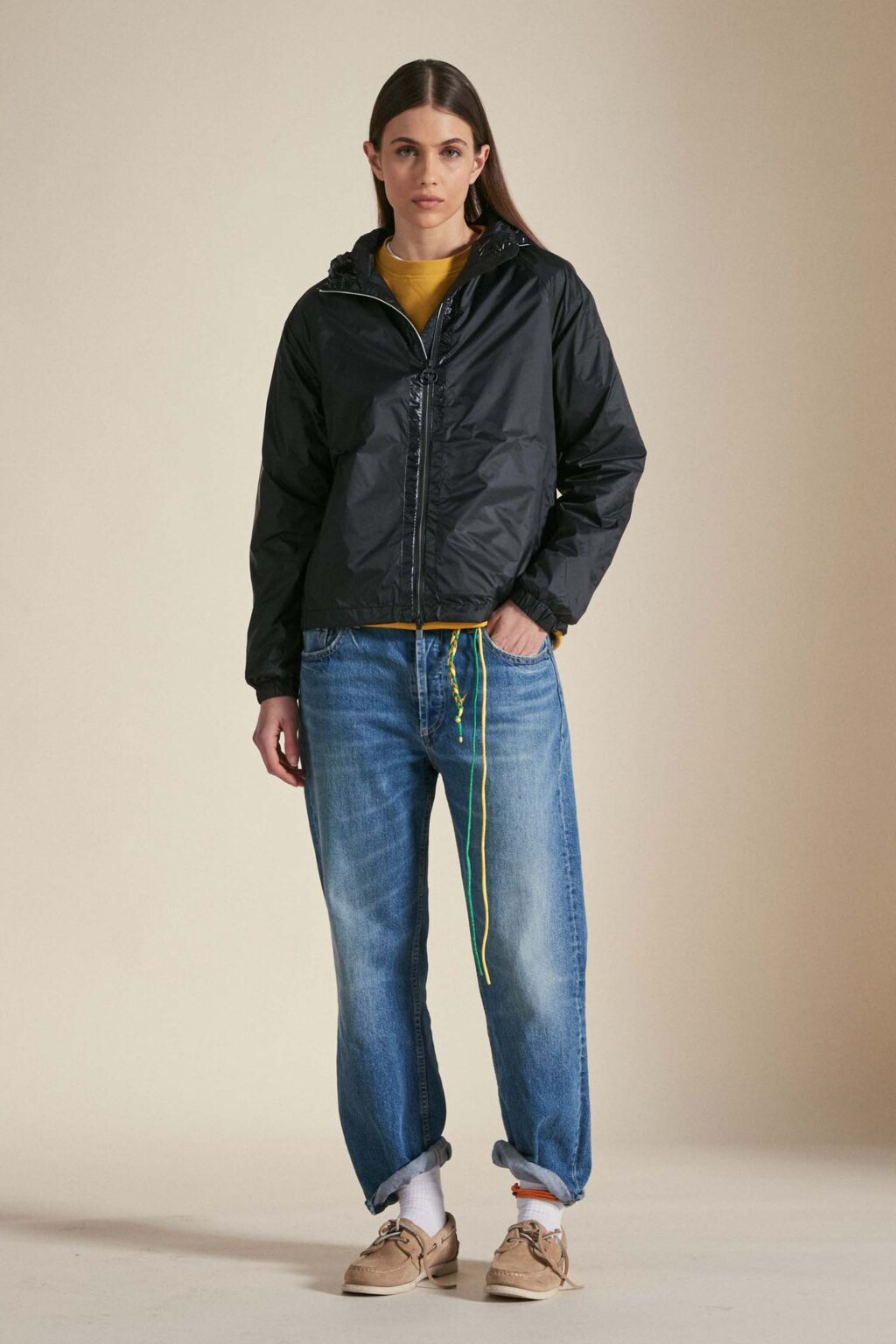 Ciesse piumini capospalla donna
ROSA – Windbreaker nero con cappuccio ripiegabile, realizzato in nylon matt con trattamento anti goccia
