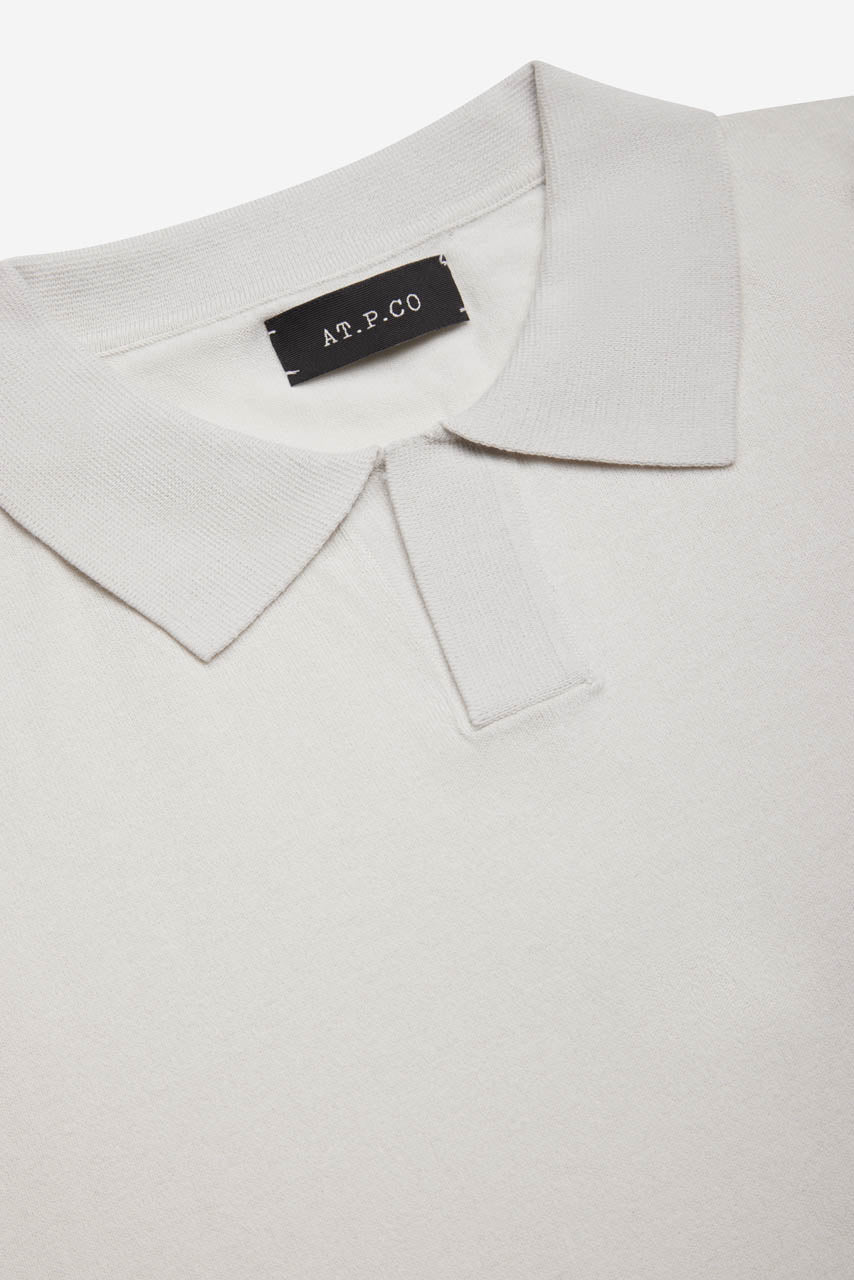 dettaglio polo uomo AT.P.CO colore grigio freddo lavorazione rasata collo senza bottoni