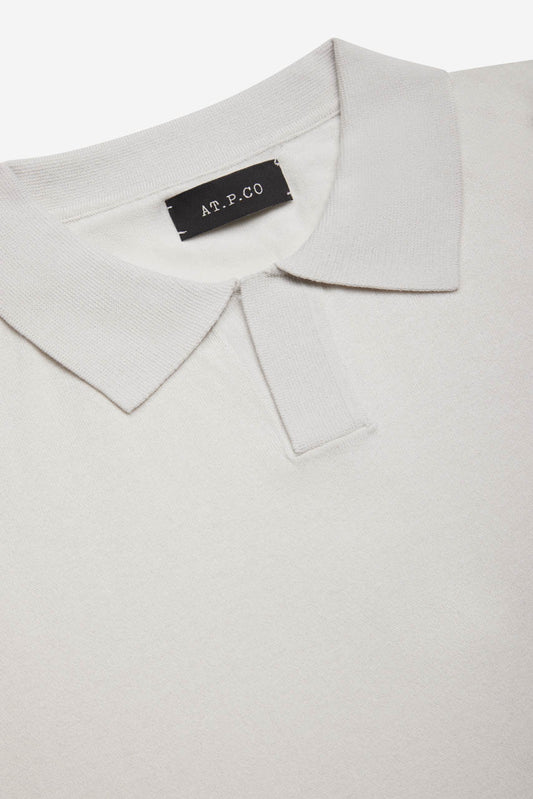 dettaglio polo uomo AT.P.CO colore grigio freddo lavorazione rasata collo senza bottoni