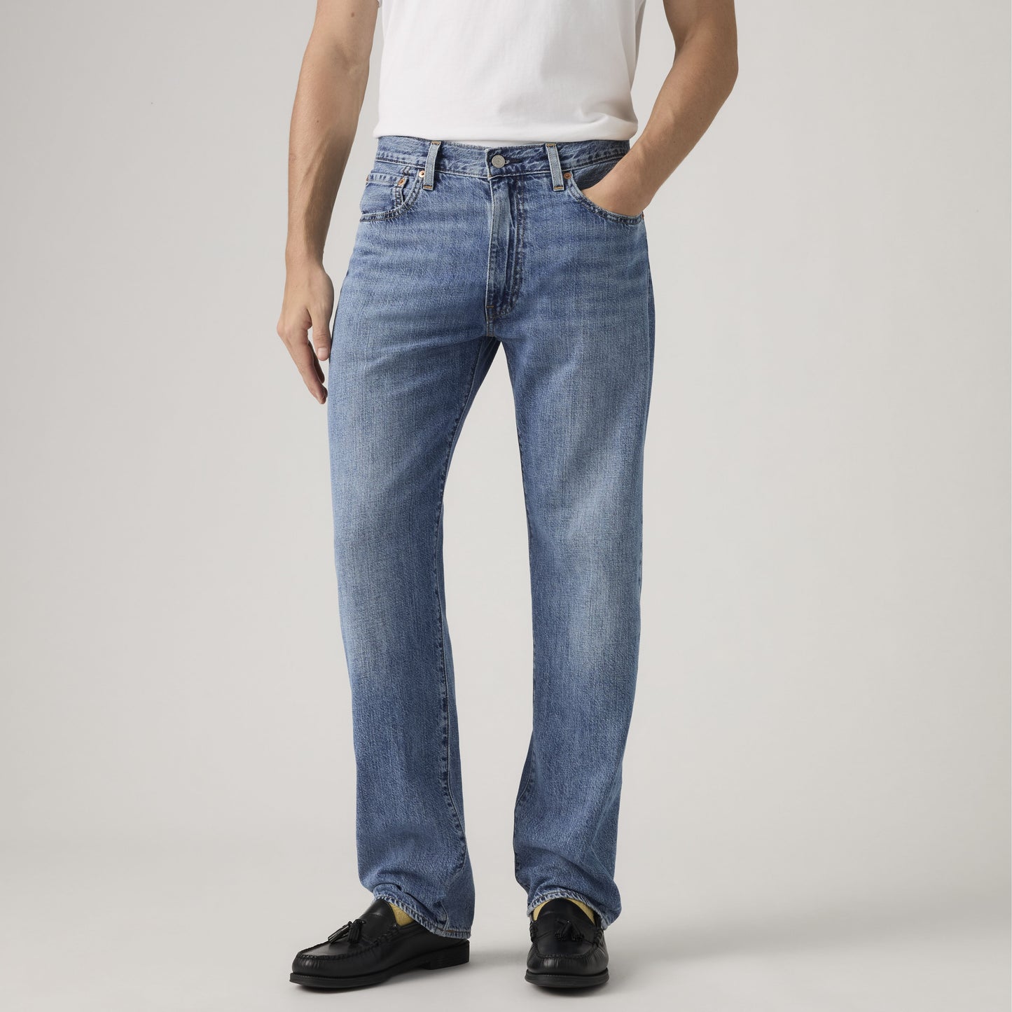 levis jeans uomo 555 relaxed straight blu indossati vista frontale