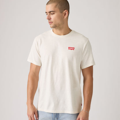modello indossa t-shirt Levi’s relaxed fit uomo