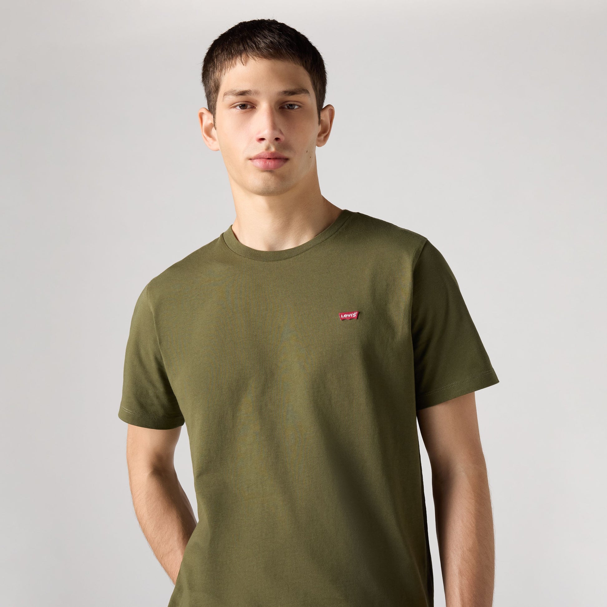 Dettaglio logo Levi’s su t-shirt verde