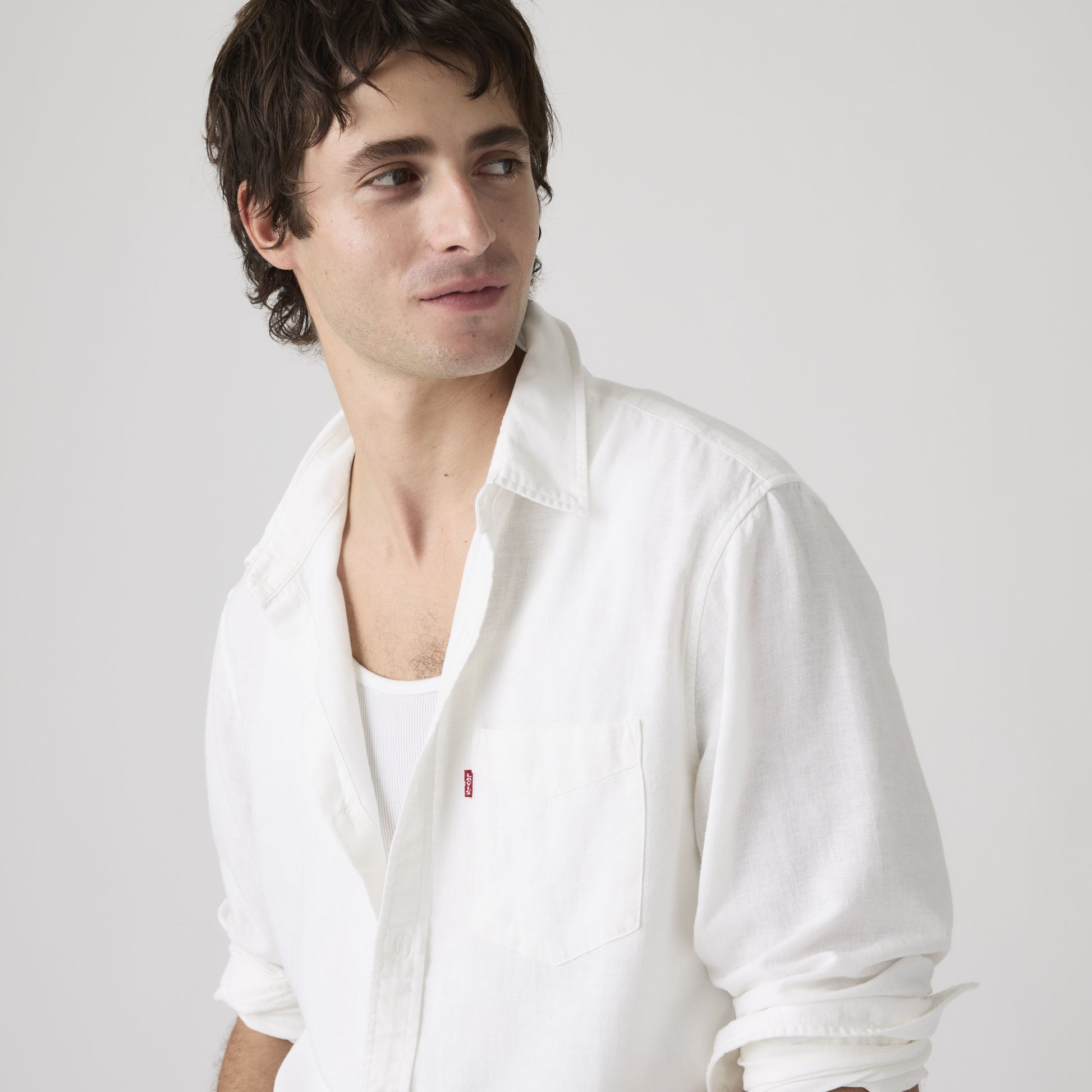 Dettaglio colletto camicia Levi’s uomo bianca