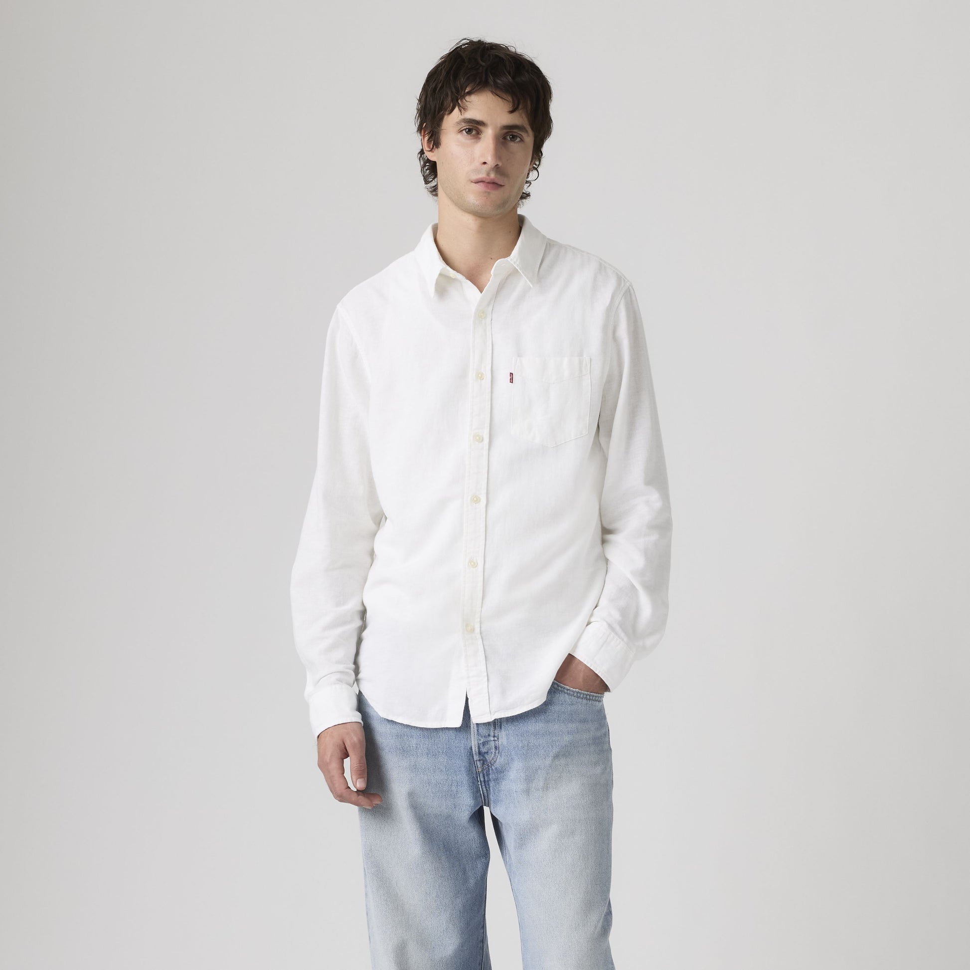 Camicia Levi’s uomo bianca in lino e viscosa indossata look casual
