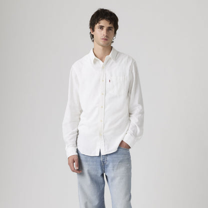 Camicia Levi’s uomo bianca in lino e viscosa indossata look casual
