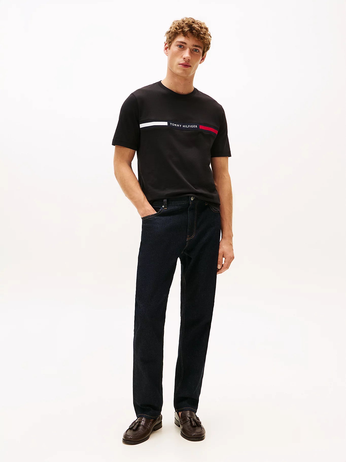 outfit uomo t shirt Tommy Hilfiger nera con jeans