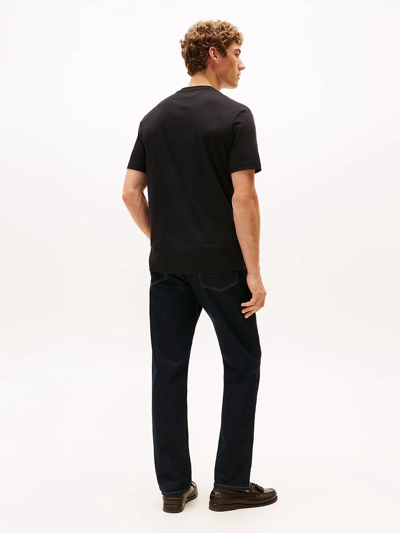 outfit uomo t shirt Tommy Hilfiger nera con jeans