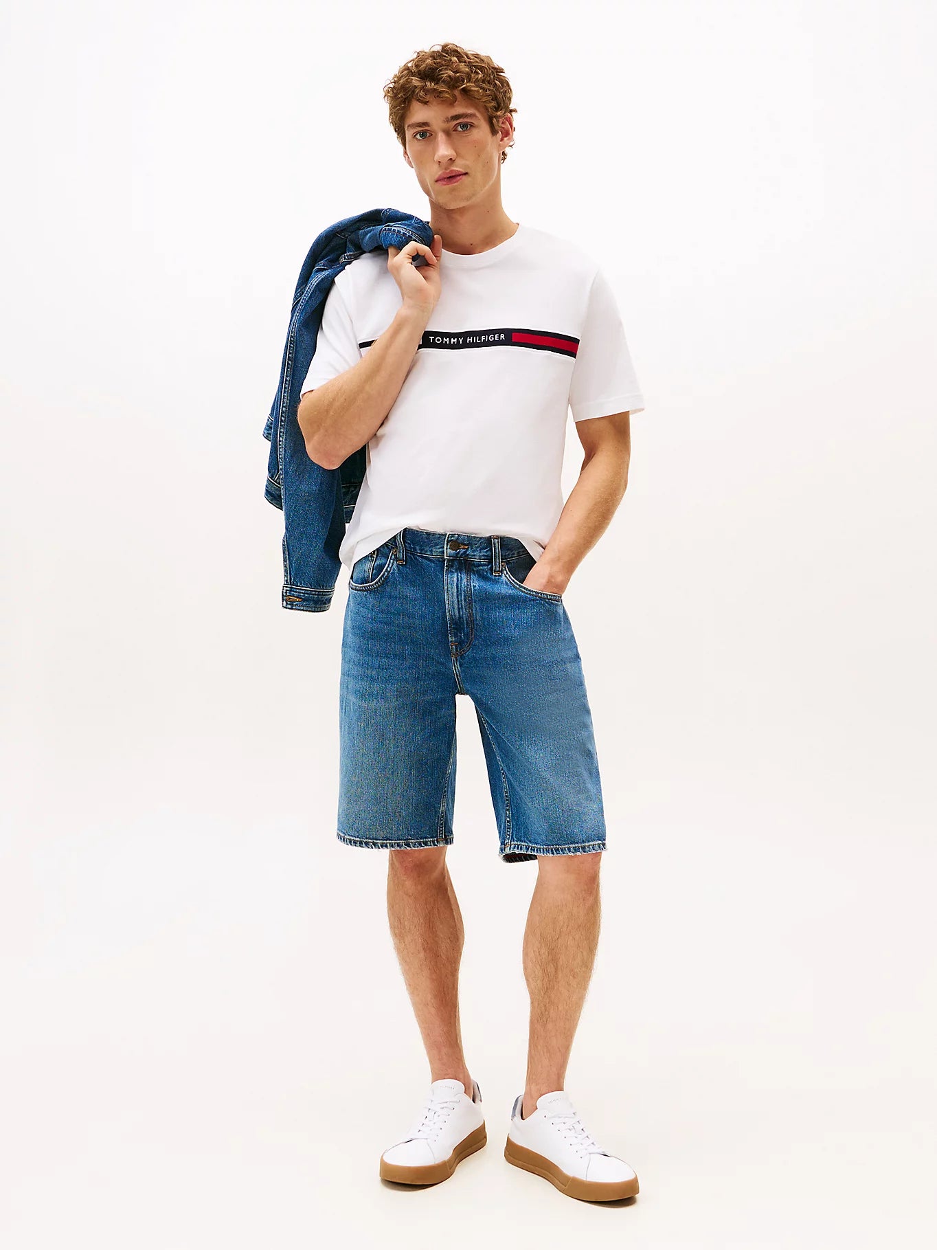 outfit uomo t shirt Tommy Hilfiger con jeans casual