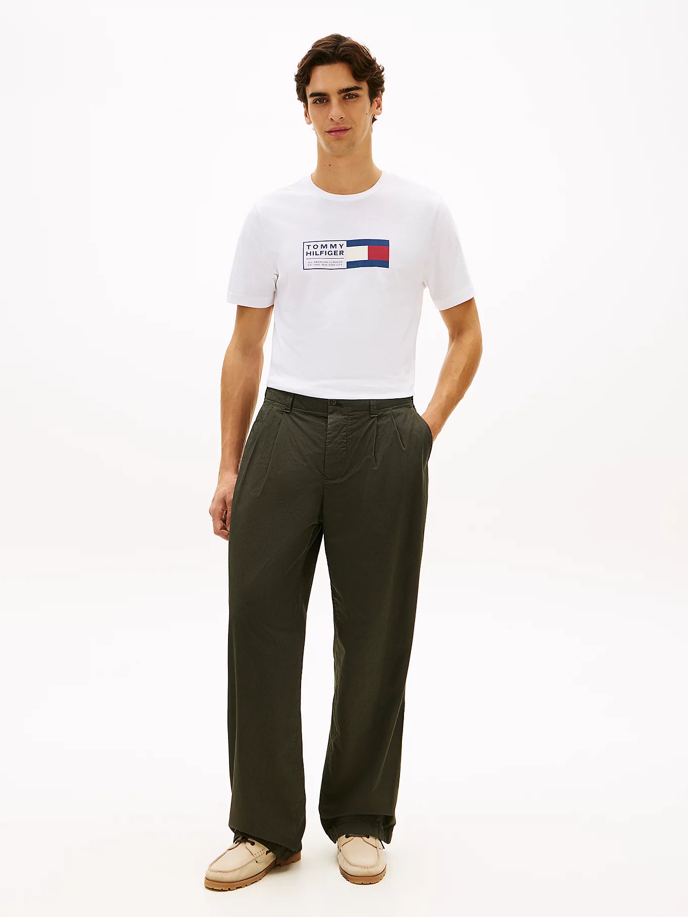 outfit uomo t shirt Tommy Hilfiger con pantalone casual