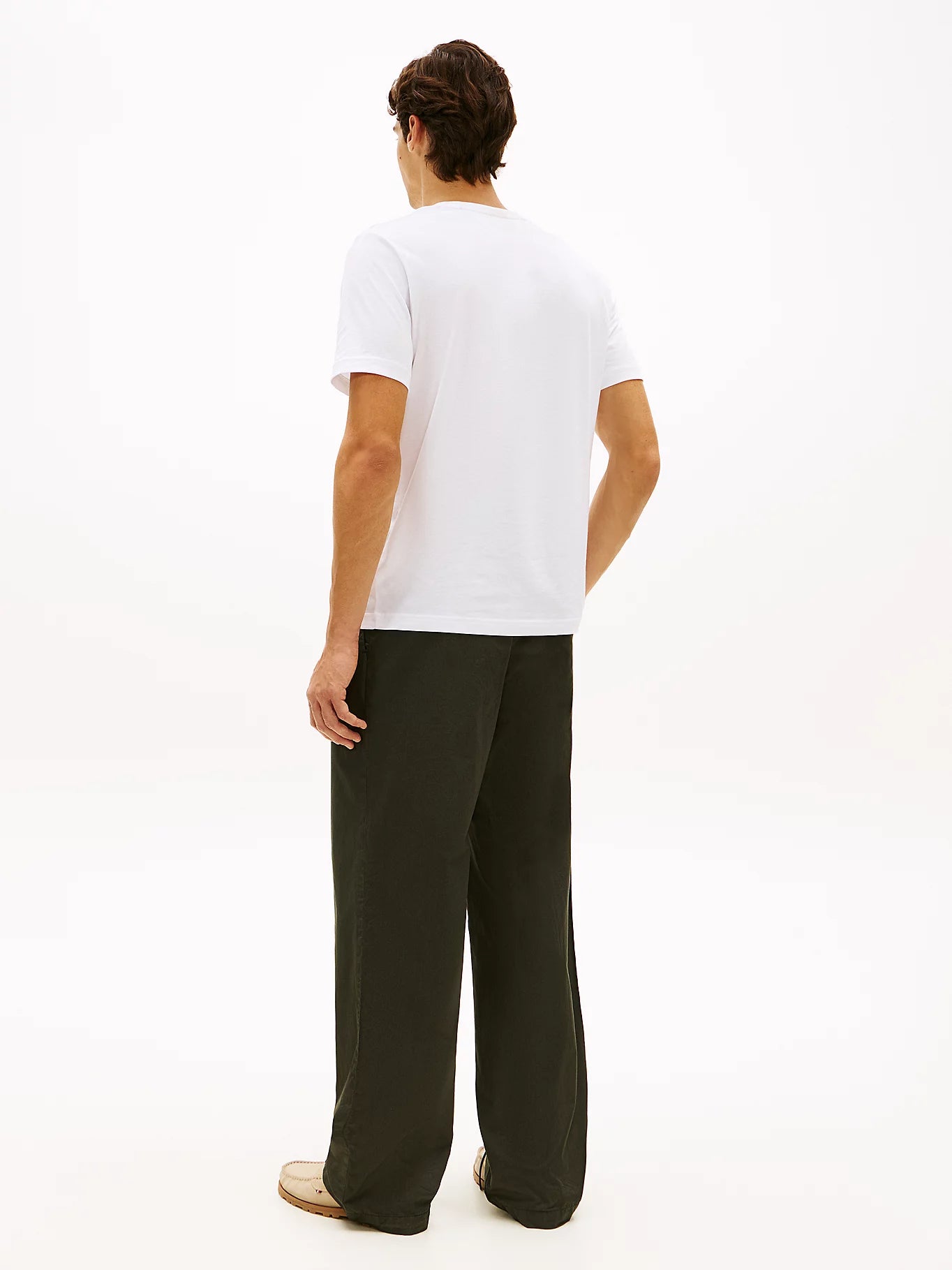 outfit uomo t shirt Tommy Hilfiger con pantalone casual vista posteriore