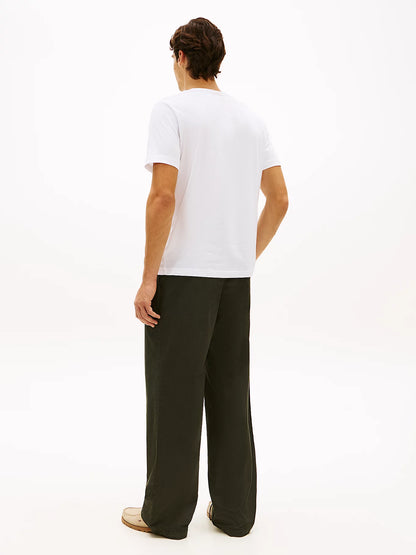 outfit uomo t shirt Tommy Hilfiger con pantalone casual vista posteriore