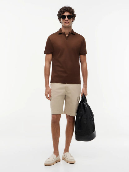 outfit uomo polo Tommy Hilfiger marrone con pantalone chiaro