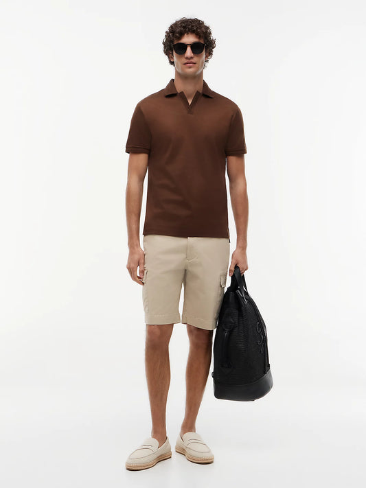 outfit uomo polo Tommy Hilfiger marrone con pantalone chiaro