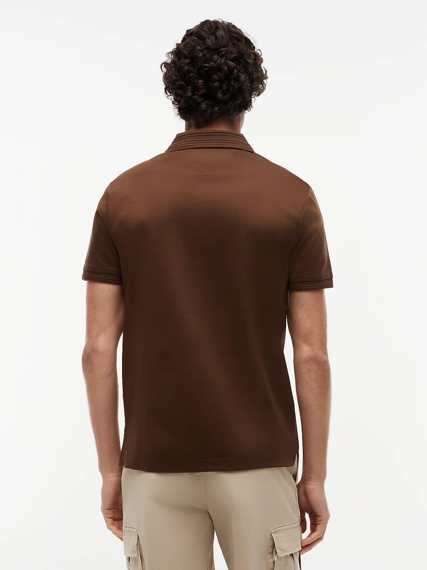 dettaglio logo ricamato polo Tommy Hilfiger manica