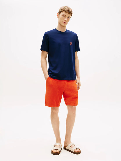 outfit uomo t shirt Tommy Hilfiger con pantaloncini rossi
