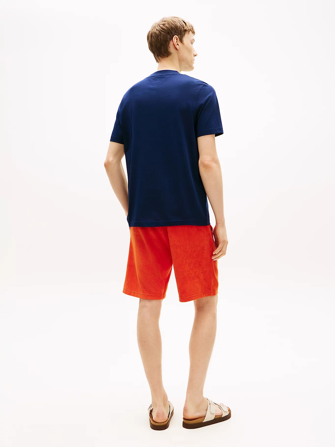 dettaglio logo corsivo ricamato t shirt Tommy Hilfiger