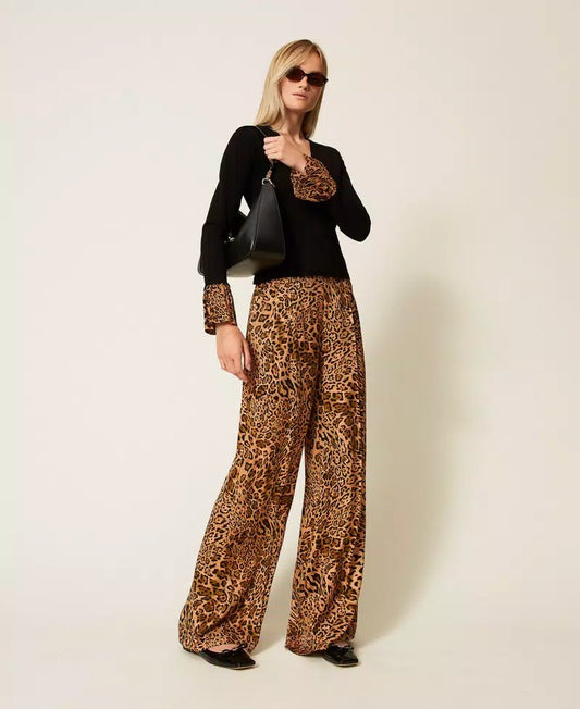 Pantaloni Twinset donna in jacquard fantasia cashmere e stampa animalier, linea ampia con pieghe frontali e logo Oval T