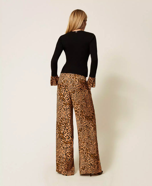 Pantaloni Twinset donna in jacquard fantasia cashmere e stampa animalier, linea ampia con pieghe frontali e logo Oval T dietro