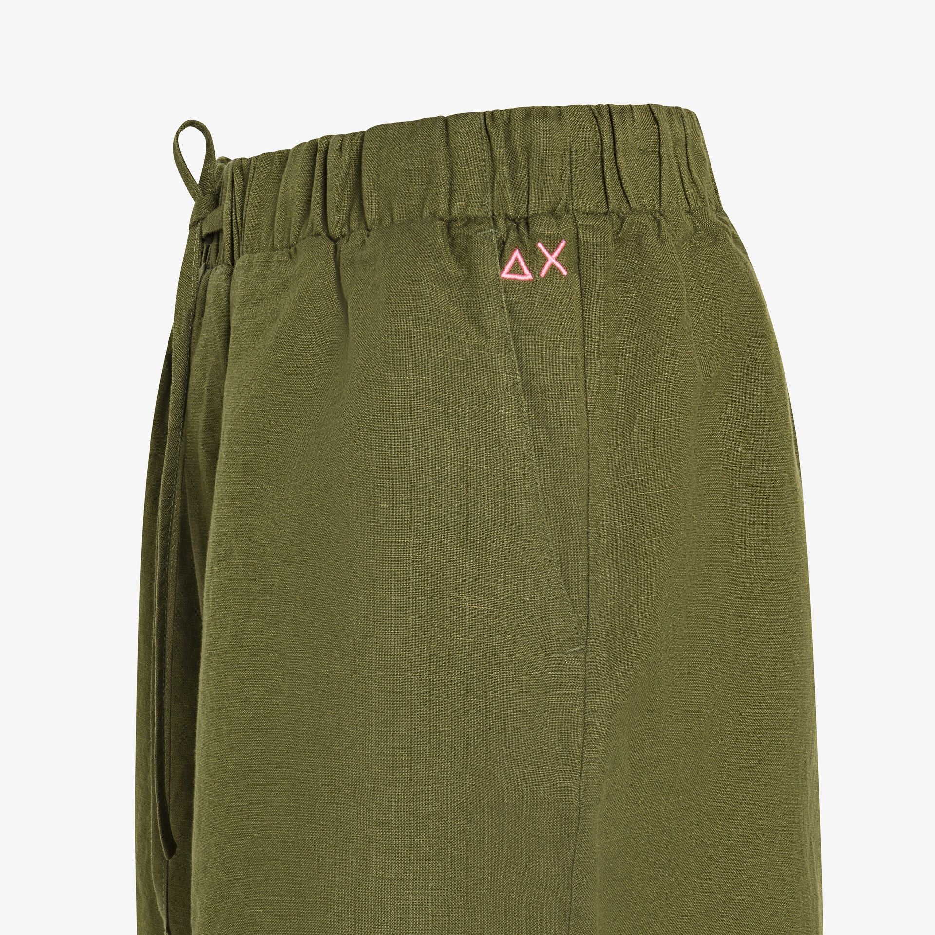 dettaglio logo fluo shorts sun68