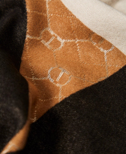 Stola Twinset in panno jacquard con motivi geometrici e frange, logo Oval T all over dettaglio