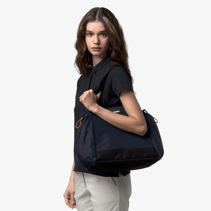 borsa k-way aisy indossata a spalla donna