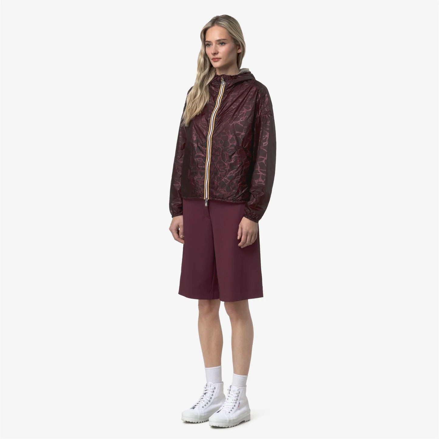 outfit donna con giacca K-Way Laurette primavera estate