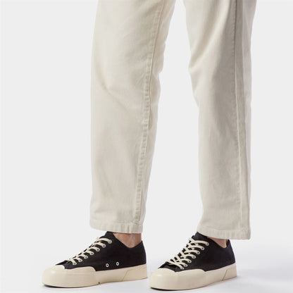 Sneakers Superga nere indossate outfit casual uomo