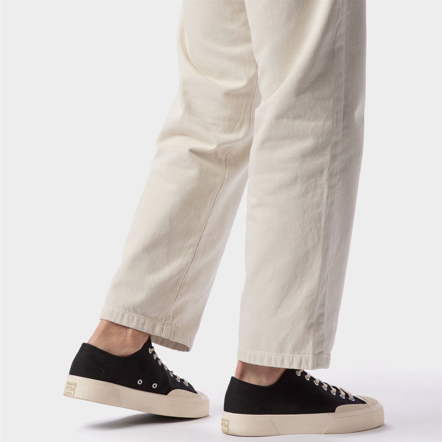Sneakers Superga nere indossate outfit casual uomo