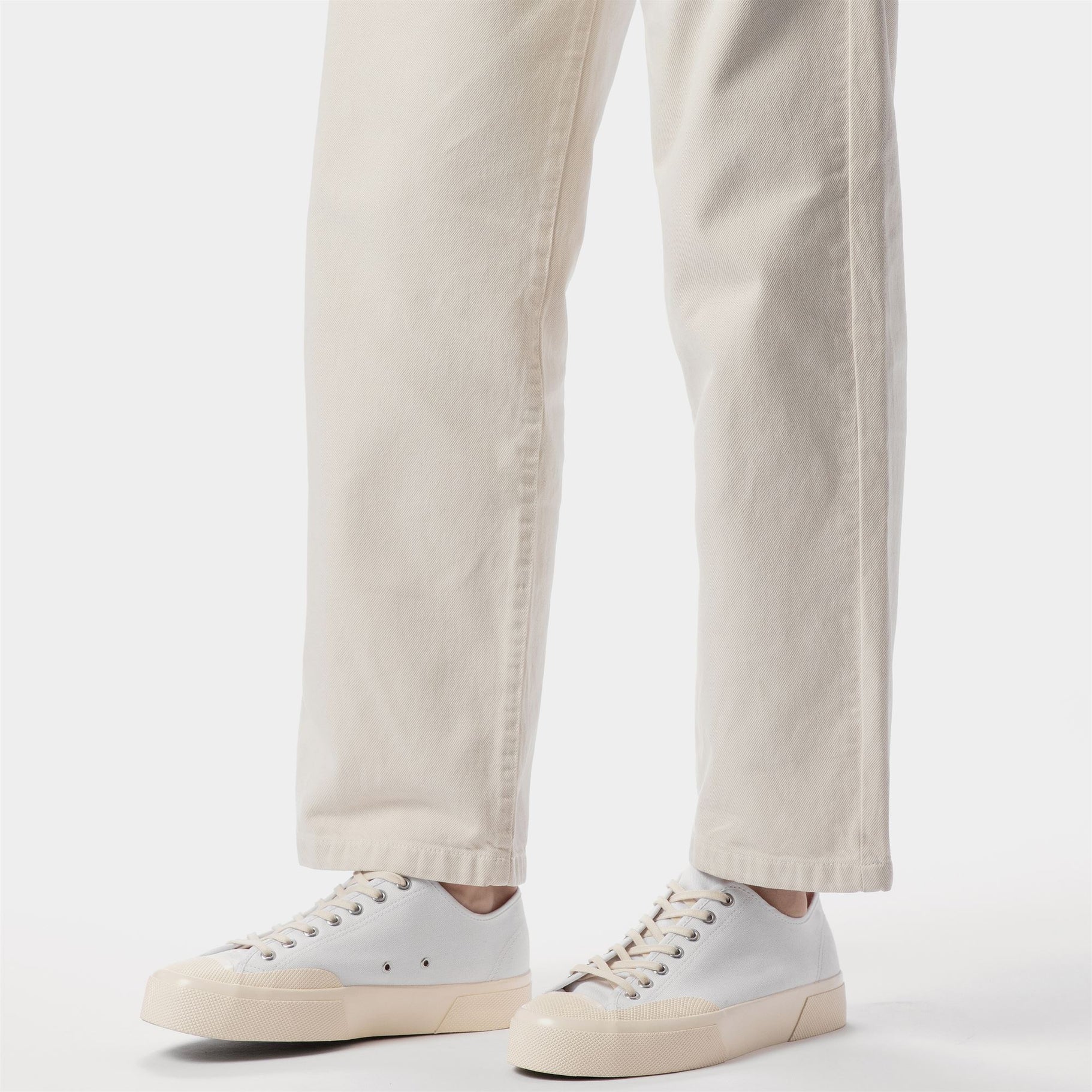 Sneakers Superga bianche indossate outfit casual uomo