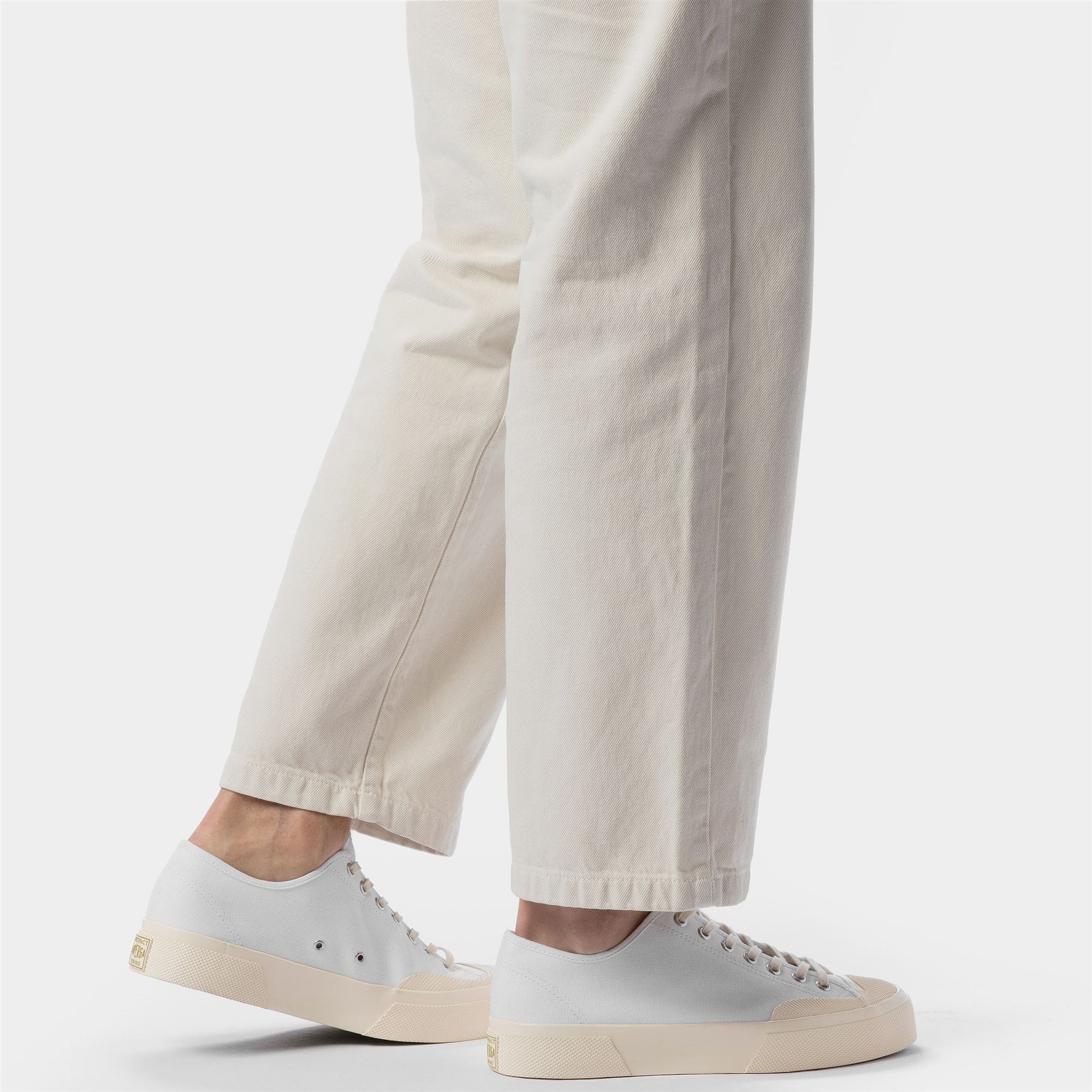 Sneakers Superga bianche indossate outfit casual uomo