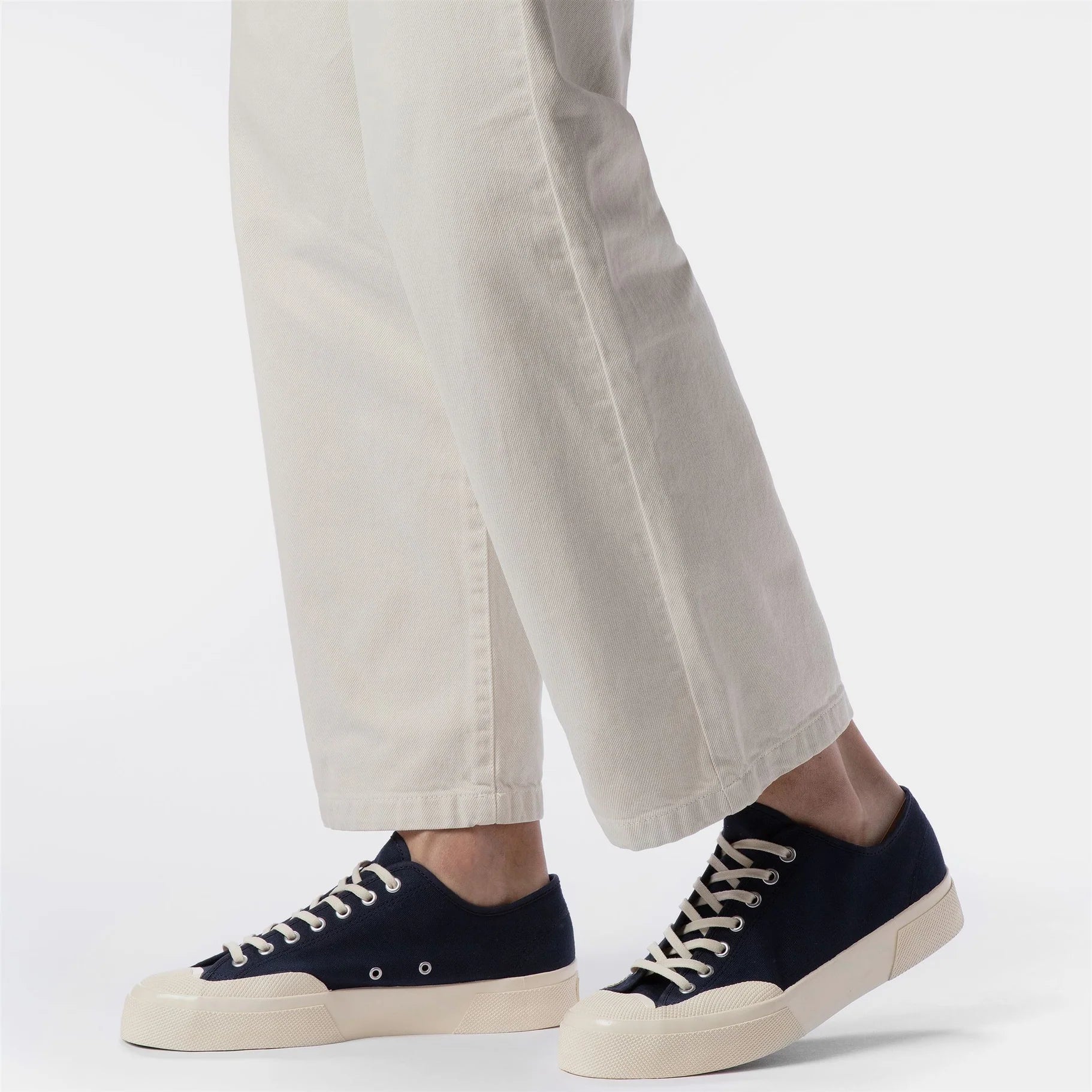 Sneakers Superga indossate con pantalone casual uomo