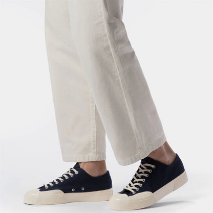 Sneakers Superga indossate con pantalone casual uomo