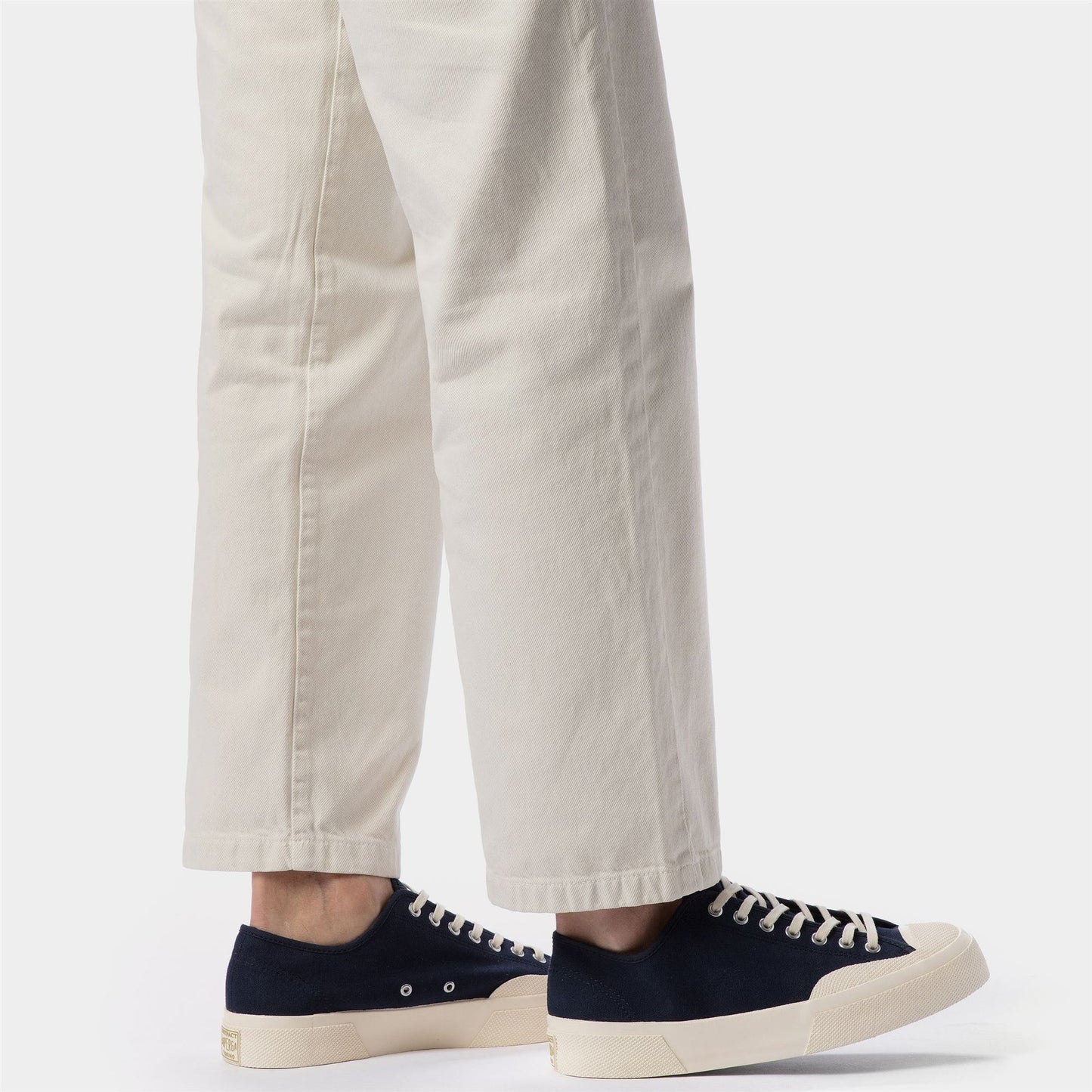 Sneakers Superga indossate con pantalone casual uomo