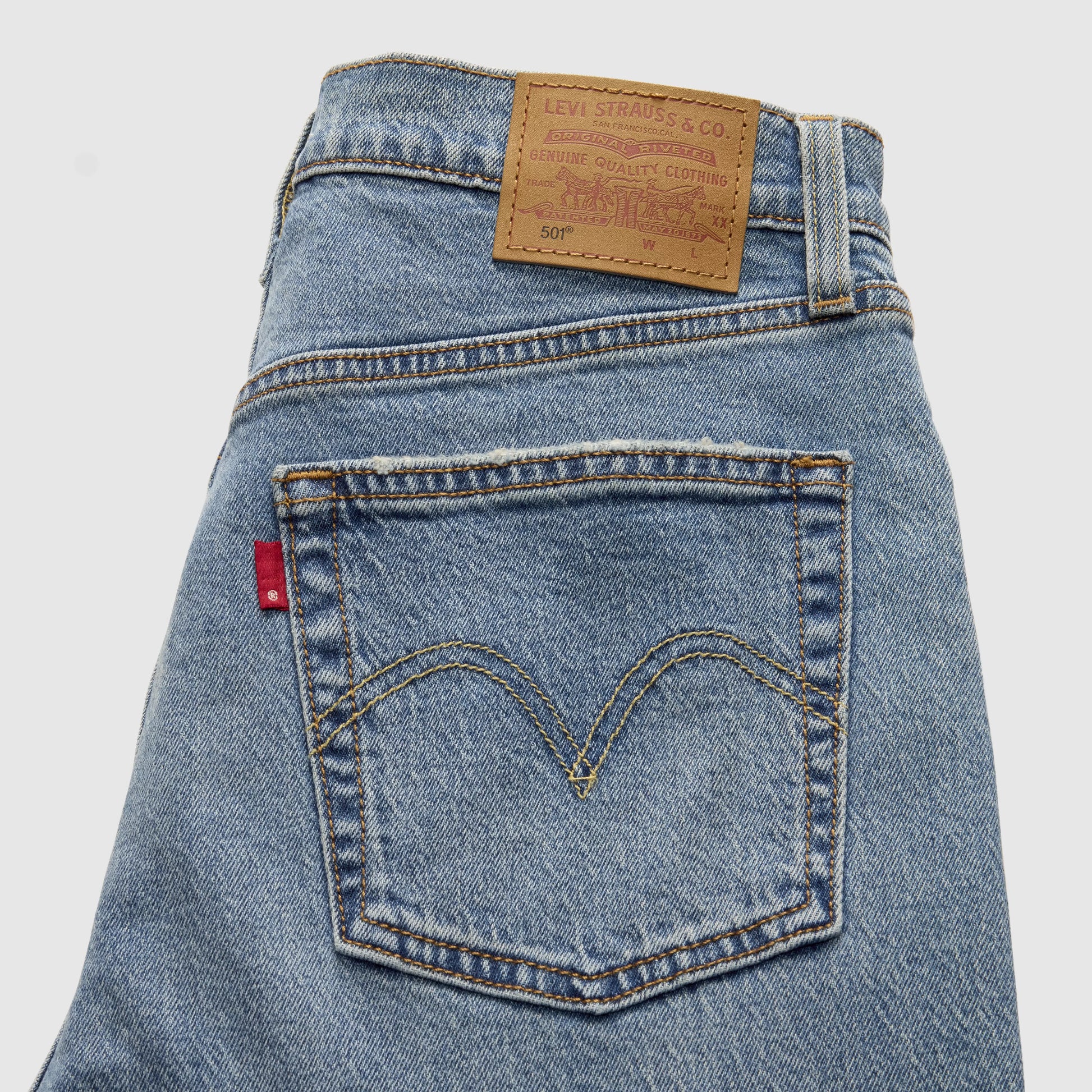 dettaglio tasca posteriore con patch Levi’s