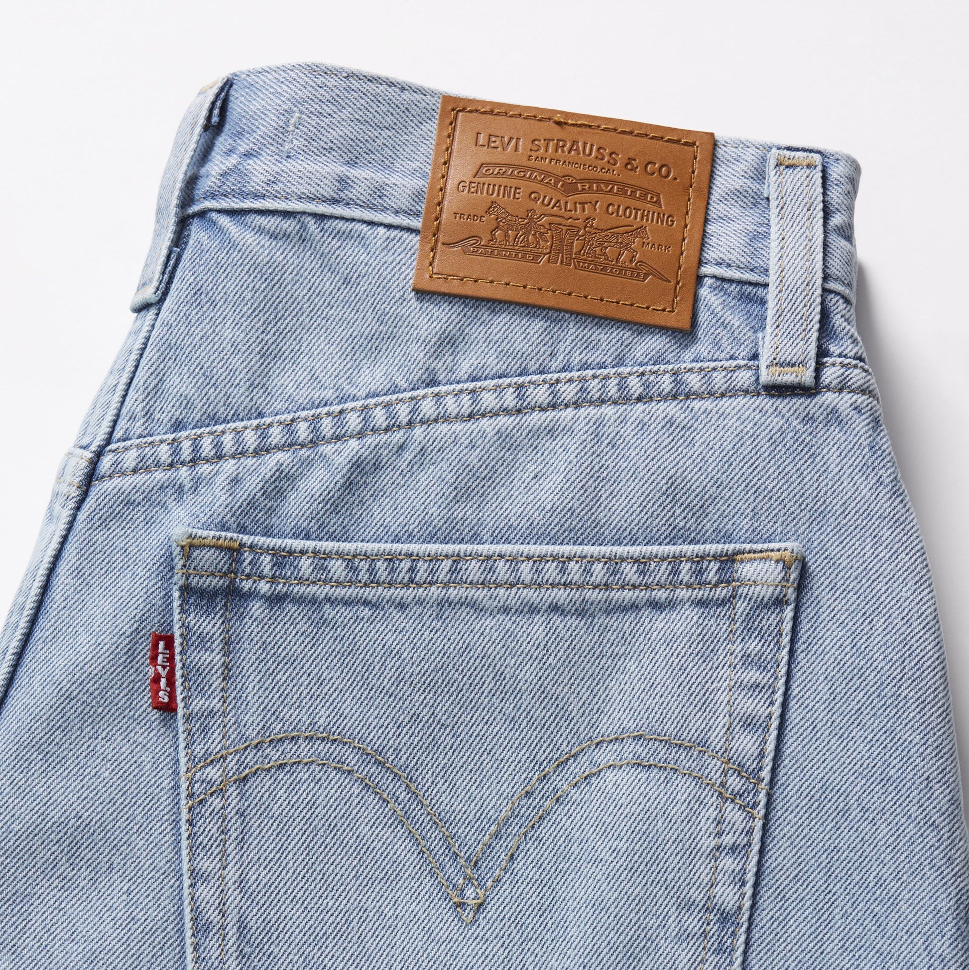 Dettaglio tasche posteriori denim Levi’s blu