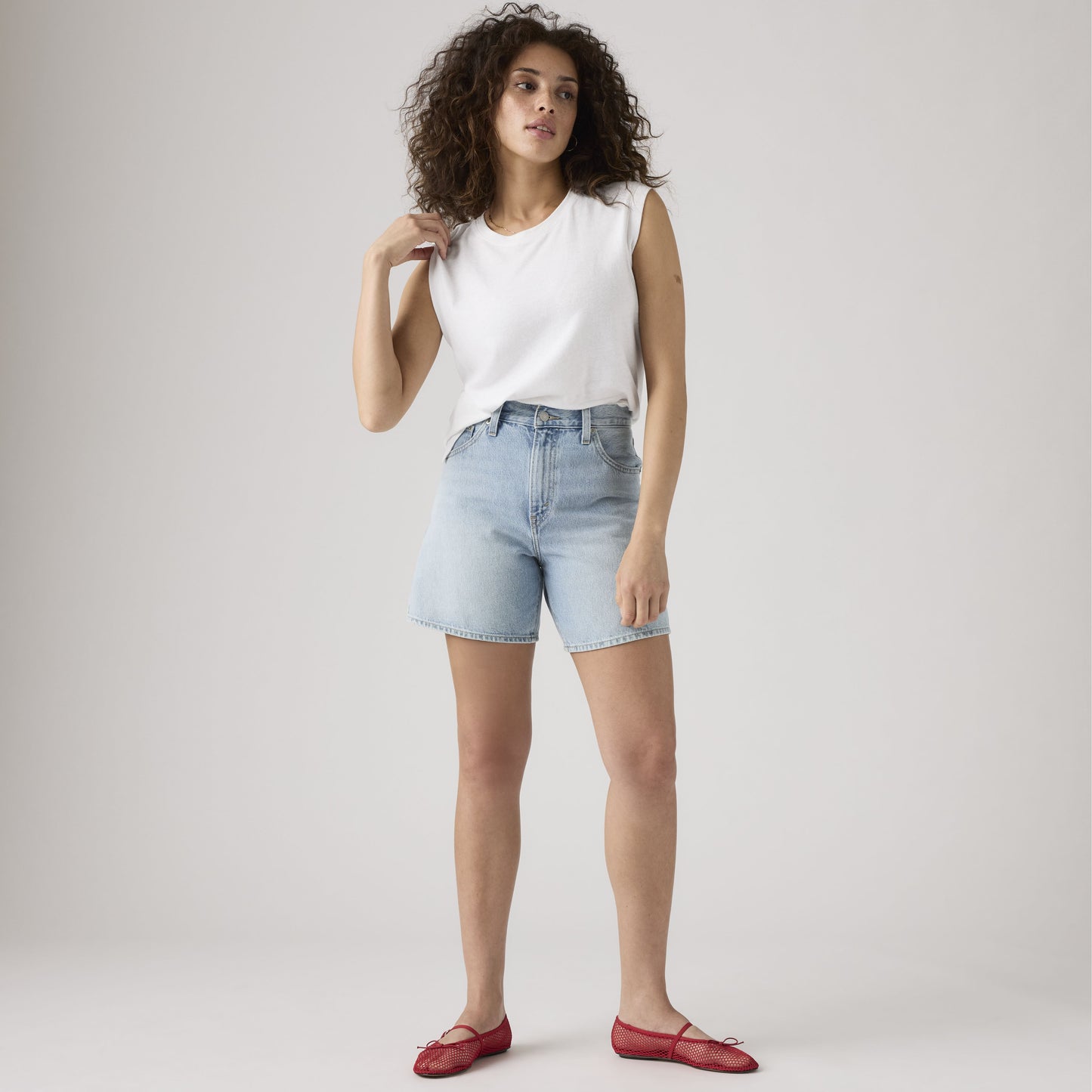 Bermuda Levi’s donna vestibilità ampia colore blu indossati